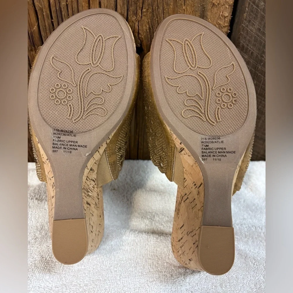 WHITE MOUNTAIN Womens Atlie Fabric Open Toe Gold Platform Sandals Size 7.5M